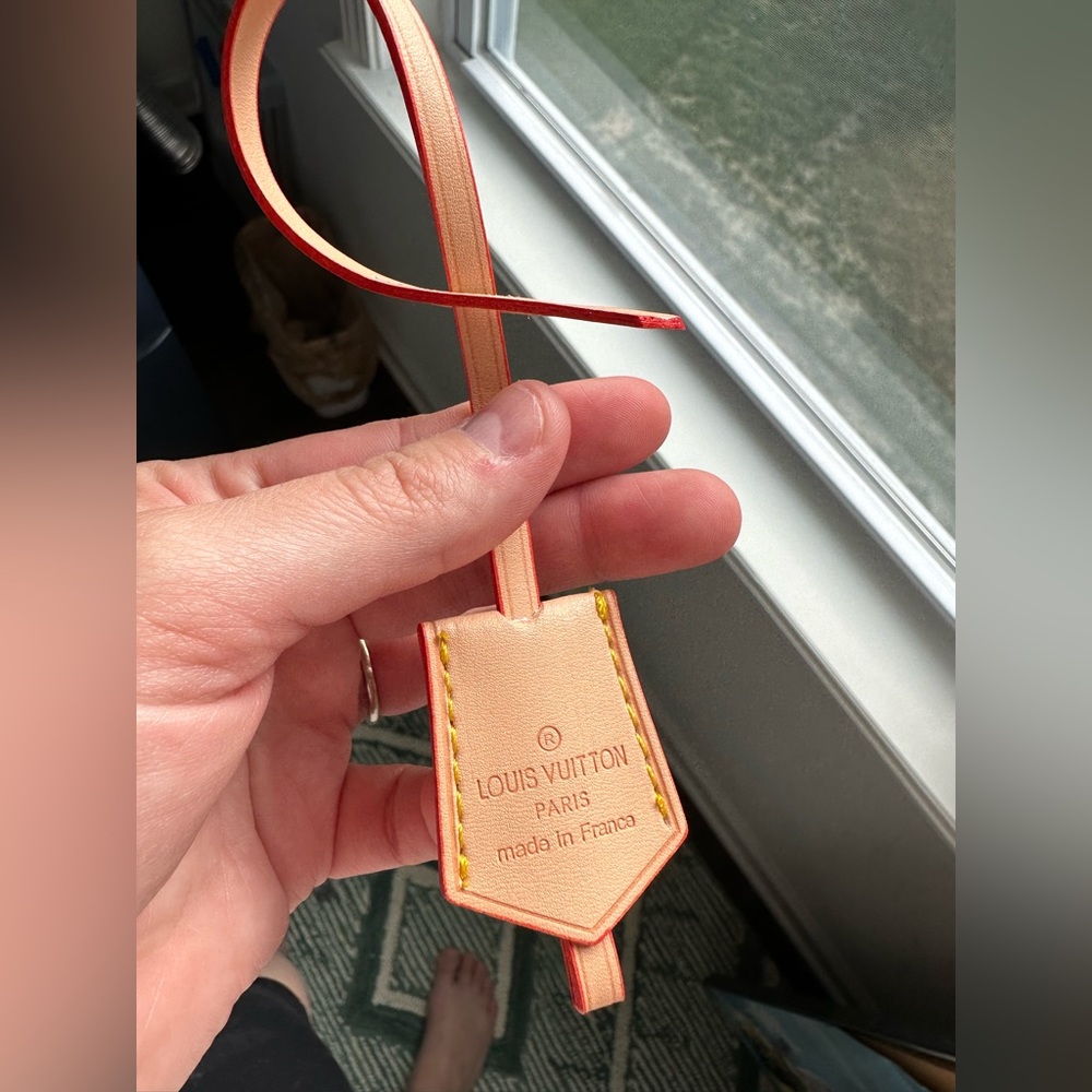 LOUIS VUITTON
Vachetta Clochette Key Bell Holder